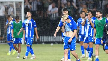 Los jugadores del Deportivo, hundidos tras la eliminación.