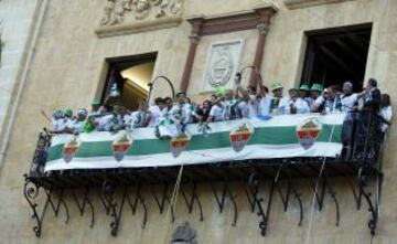 El equipo festeja el ascenso por las calles de Elche.