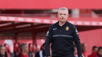 PALMA DE MALLORCA (ISLAS BALEARES) ,15/05/2022. El técnico mexicano del Mallorca, Javier Aguirre, durante el encuentro correspondiente a la jornada 37 de primera división que disputan este domingo frente al Rayo Vallecano en el estadio de Son Moix, en la capital balear. EFE/CATI CLADERA.
