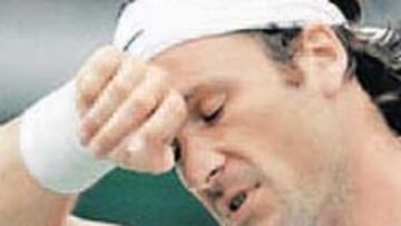 <b>POR LOS PELOS. </b>Moyá peleó con casta contra el ídolo local.