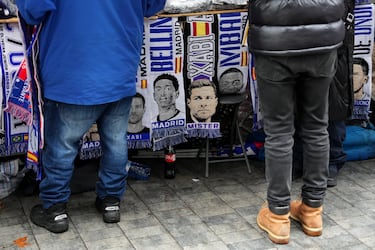 Bufanda de Xabi Alonso en los alrededores del estadio Santiago Bernabéu antes del duelo frente al Levante.