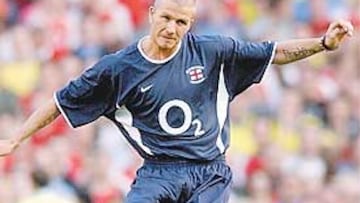 <b>EN EL HOMENAJE A KEOWN</B>. Beckham formó parte ayer del equipo Inglaterra XI: