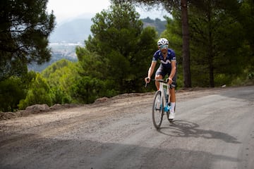 El puerto cuenta con rampas pronunciadas que llegan hasta al 20%. Es de segunda categoría y está compuesto por 8,2 km al 5,5% de desnivel medio. Este último dato es algo engañoso, porque es al contar con varios descensos. Valverde dio fe de ello: “¡Me ha sorprendido!”.