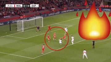 El golazo de Alcácer por la escuadra en el España-Gales