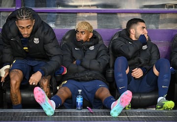 Lamine Yamal, del Barcelona, observa desde el banquillo el partido de la jornada 34 entre el Real Valladolid y el FC Barcelona en el estadio Jos谷 Zorrilla, el 3 de mayo de 2025 en Valladolid. El partido acab車 1-2.