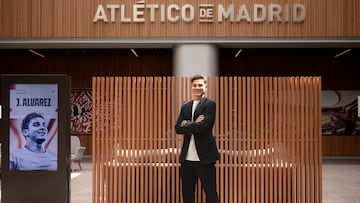 Julián Alvarez posa como nuevo jugador del Atlético.