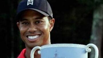 <b>SIETE</b>. El golfista estadounidense Tiger Woods posa con el trofeo conquistado en el Deutsche Bank Championship, su séptimo triunfo del año, disputado en Norton, Massachusetts.