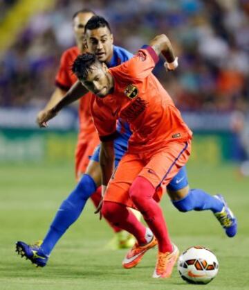 El delantero brasileño del FC Barcelona Neymar y Víctor Camarasa.