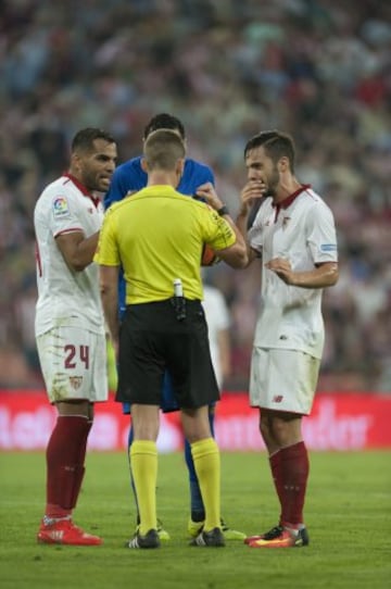 El árbitro Hernández Hernández expulsó a Sirigu por agredir a Aduriz.