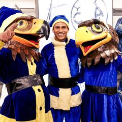 ¡De campeones a Santa Claus! Jugadores del América regalan juguetes en navidad