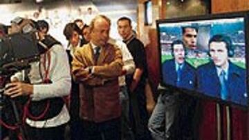 <b>DIRECTO DESDE EL BERNABÉU</b>. Javier Díez de Polanco observa el desarrollo de la conexión desde la Sala de Trofeos con París en lo que fue el arranque del nuevo Canal Sport +.