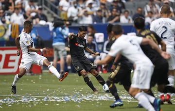 El primer gol del partido cayó gracias a un tiro desde afuera del área del delantero mexicano del LAFC.