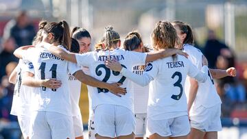 El Real Madrid celebra la victoria al final de un partido.