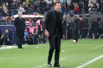 Ancelotti, al fondo, durante el derbi en Riad.