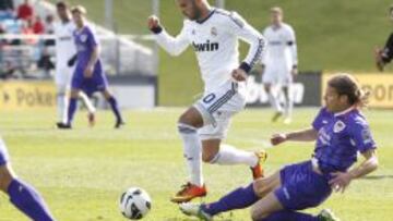 INCISIVO. Jes&eacute;, que marc&oacute; un gol, salva una entrada de Aitor.