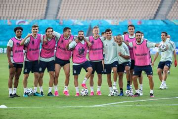 El equipo con peto estuvo formado por Diego Llorente, Eric Garcia, Jordi Alba, Thiago, Koke, Fabián, Pedri, Adama, Dani Olmo y Ferran.