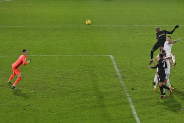 Por la fecha 12 de la Premier League, el equipo de Marcelo Bielsa perdió ante el cuadro de David Moyes y cayó a la posición 14 de la tabla con 14 puntos. Poveda fue suplente y no ingresó al compromiso.