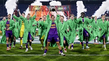 Mats Deijl celebra junto a sus compañeros el título de la KNVB Beker.