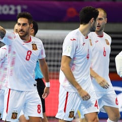 El liderato, a punto: "Hay que ser humildes contra Angola"