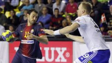 Dani Sarmiento, del FC Barcelona Intersport, intenta avanzar ante la presencia de Henrik Toft Hansen, del equipo danés Bjerringbro-Silkeborg.