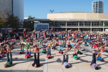 Acroyoga en las calles de Tel Aviv