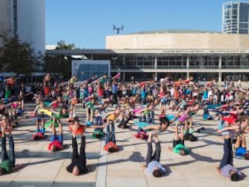 Acroyoga en las calles de Tel Aviv