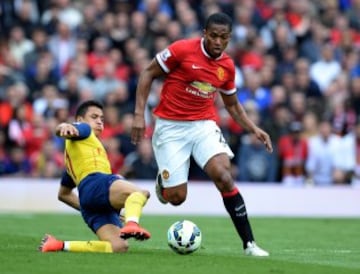 Alexis Sánchez disputa la pelota con Antonio Valencia.