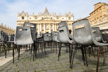 Sillas preparadas para que la gente vea al Papa Francisco aparecer desde una ventana del Hospital Gemelli, en una pantalla gigante en la Plaza de San Pedro, durante su primera aparición pública en cinco semanas, en el Vaticano.
