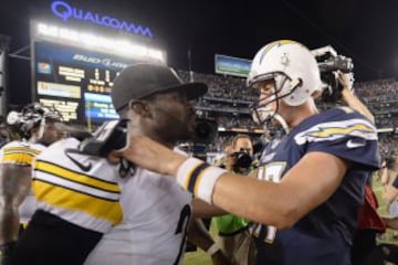 Los quarterbacks de los dos equipos, Mike Vick de Pittsburgh Steelers y  Philip Rivers de San Diego Chargers, hablando tras el encuentro. 