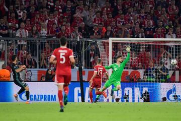 Rivales también en la edición anterior, pero en cuartos de final, bávaros y madridistas se veían en semifinales. Recordaba a la situación vivida en 2012, pero los buenos resultados blancos en sus últimas visitas al Allianz Arena invitaban al optimismo. Y los blancos lo volvieron a hacer. Un gol de Marcelo al filo del descanso igualó uno previo de Kimmich. A base de oficio, los blancos dominaron al Bayern, pero no culminaban sus acciones. Sería Asensio, a pase de Lucas Vázquez, quien desnivelaría el marcador a favor de los blancos...