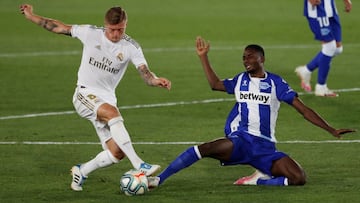 Soccer Football - La Liga Santander - Real Madrid v Alaves - Alfredo Di Stefano Stadium, Madrid, Spain - July 10, 2020 Real Madrid's Toni Kroos in action against Alaves' Abdallahi Mahmoud, as play resumes behind closed doors following the outb