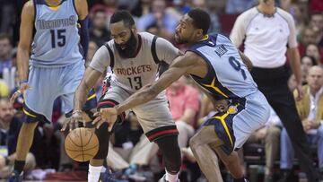 James Harden trata de superar la defensa de Tony Allen.