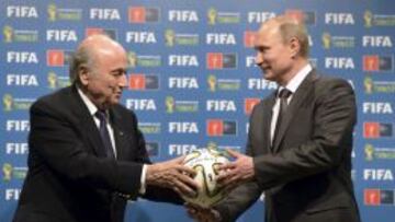 AMIGOS. Blatter le hace entrega de un bal&oacute;n a Putin, con el que mantiene una buena relaci&oacute;n.
 