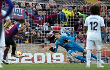 GRAF7005. Barcelona (Spain), 28/10/2018.- FC Barcelona's Luis Suarez (L) scores the 2-0 lead from the penalty to Real Madrid's Thibaut Courtois (C) during a Spanish LaLiga soccer match between FC Barcelona and Real Madrid at the Camp Nou stadium in Barcel