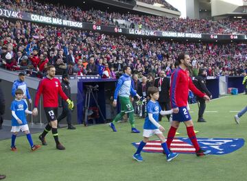 Los jugadores del Atlético de Madrid y del Getafe salen al césped del estadio Wanda Metropolitano antes del comienzo del encuentro. 
