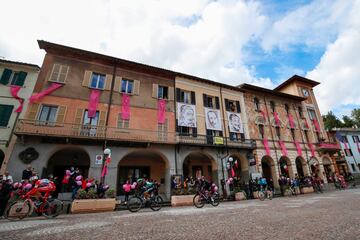 Panorámica del pelotón durante la etapa de hoy.