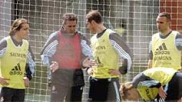 <b>NO QUIERE FALLOS</B>. Queiroz aleccionó bien a sus hombres de atrás en el entrenamiento de ayer.