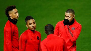 Mbappé se entrena con sus compañeros en Old trafford.