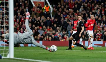 Sergio Rico hizo una gran parada a un tiro cruzado de Jesse Lingard.