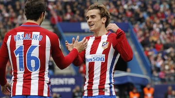 Griezmann celebra con Vrsaljko uno de los goles ante el Valencia. 