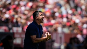 GIRONA, 25/05/2025.- El entrenador del Girona Míchel Sánchez da instrucciones a sus jugadores durante el partido de Liga que Girona y Atlético de Madrid disputan este domingo en el estadio municial de Moltilivi. EFE/David Borrat