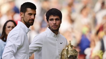 El tenista serbio Novak Djokovic y el español Carlos Alcaraz se saludan durante la entrega de trofeos tras la final de Wimbledon.