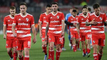 BUENOS AIRES, ARGENTINA - SEPTEMBER 14: Santiago Simon of River Plate (C) leaves the field at the end of the first half during a match between River Plate and Banfield as part of Liga Profesional 2022 at Estadio Mas Monumental Antonio Vespucio Liberti on September 14, 2022 in Buenos Aires, Argentina. (Photo by Daniel Jayo/Getty Images)