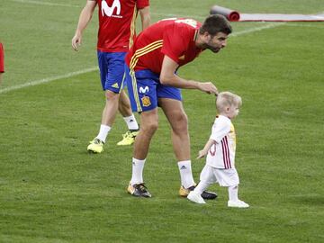 01/09/17  CLASIFICACION MUNDIAL 2018 RUSIA 
 PREVIA ESPA&Atilde;A - ITALIA
 ESTADIO SANTIAGO BERNABEU ENTRENAMIENTO
 SELECCION ESPA&Atilde;OLA ESPA&Atilde;A 
 FAMILIA SERGIO RAMOS HIJO SERGIO Y MARCO CON PIQUE 