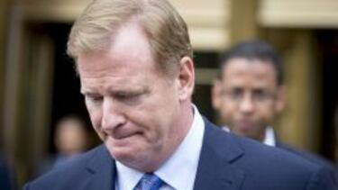 Roger Goodell sale del juzgado de Nueva York después de la última vista.