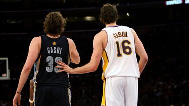 LOS ANGELES, CA - MARCH 3: Pau Gasol #16 of the Los Angeles Lakers hand checks his brother Marc Gasol #33 of the Memphis Grizzlies at Staples Center March 3, 2009 in Los Angeles, California. The Lakers won 99-89. NOTE TO USER: User expressly acknowledges