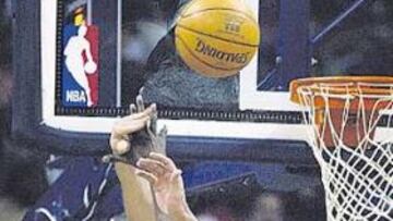 <b>PARADO EN FALTA. </b>Gasol superó una y otra vez por velocidad a Kwame Brown.