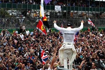 Lewis Hamilton celebra la victoria.