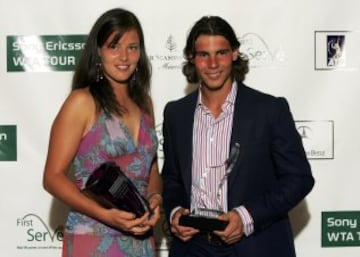 Ana Ivanovic junto a Rafa Nadal posan con el premio a los jugadores de mayor proyección en 2006.