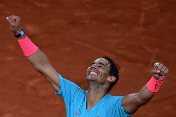 Rafa Nadal celebrando su victoria en Roland Garros por 13ª vez